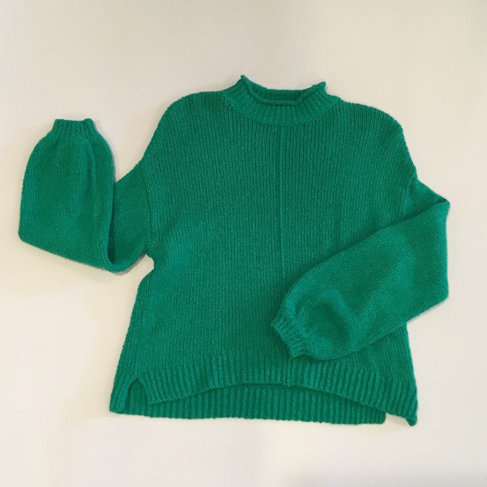GREEN SWEATER